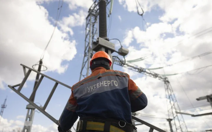 Працівник Укренерго ремонтує електролінії під час відновлення енергетики України після ударів РФ