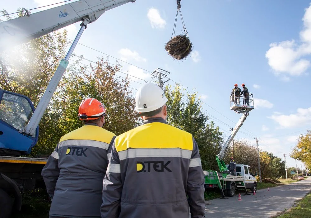 Енергетики ДТЕК ремонтують електролінії з автовышки попри блекаути