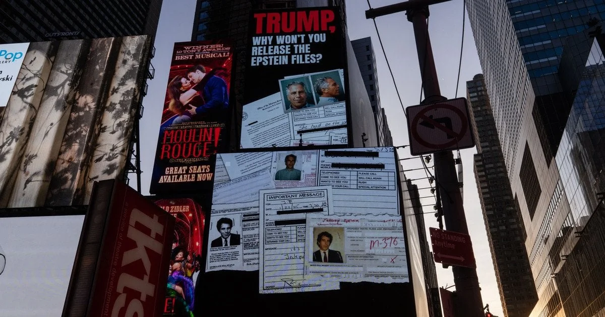 Білборди Times Square з плакатами про файли Епштейна проти Трампа