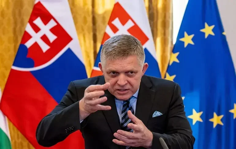 Роберт Фіцо жестикулює під час заяви про саботаж нафтопроводу «Дружба» Україною