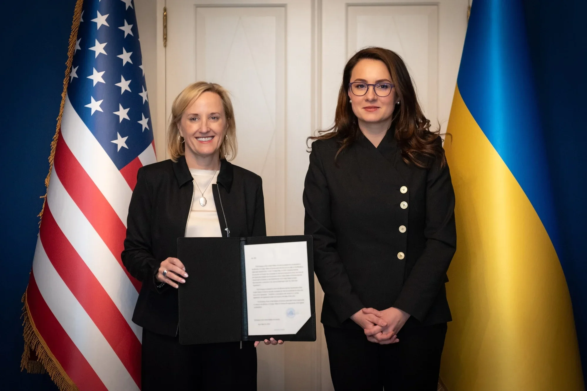 Премьер-министерка Юлия Свириденко с представительницей США держат соглашение Фонда США – Украины