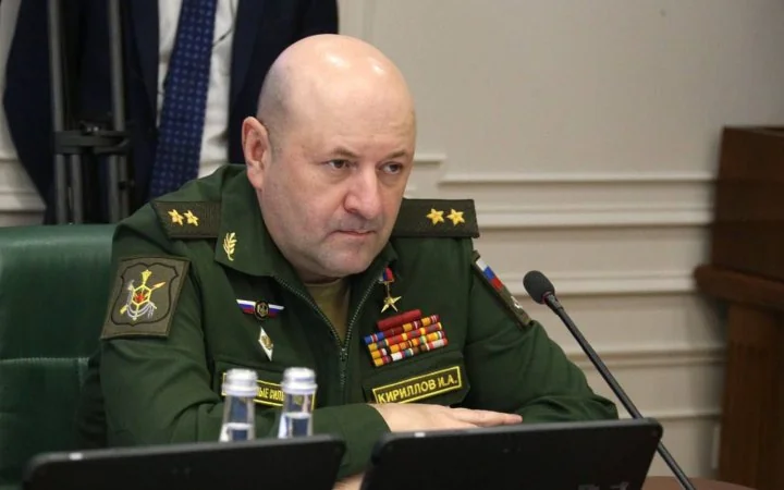 Генерал-майор РФ Роман Демурчієв у військовій формі за столом з мікрофоном
