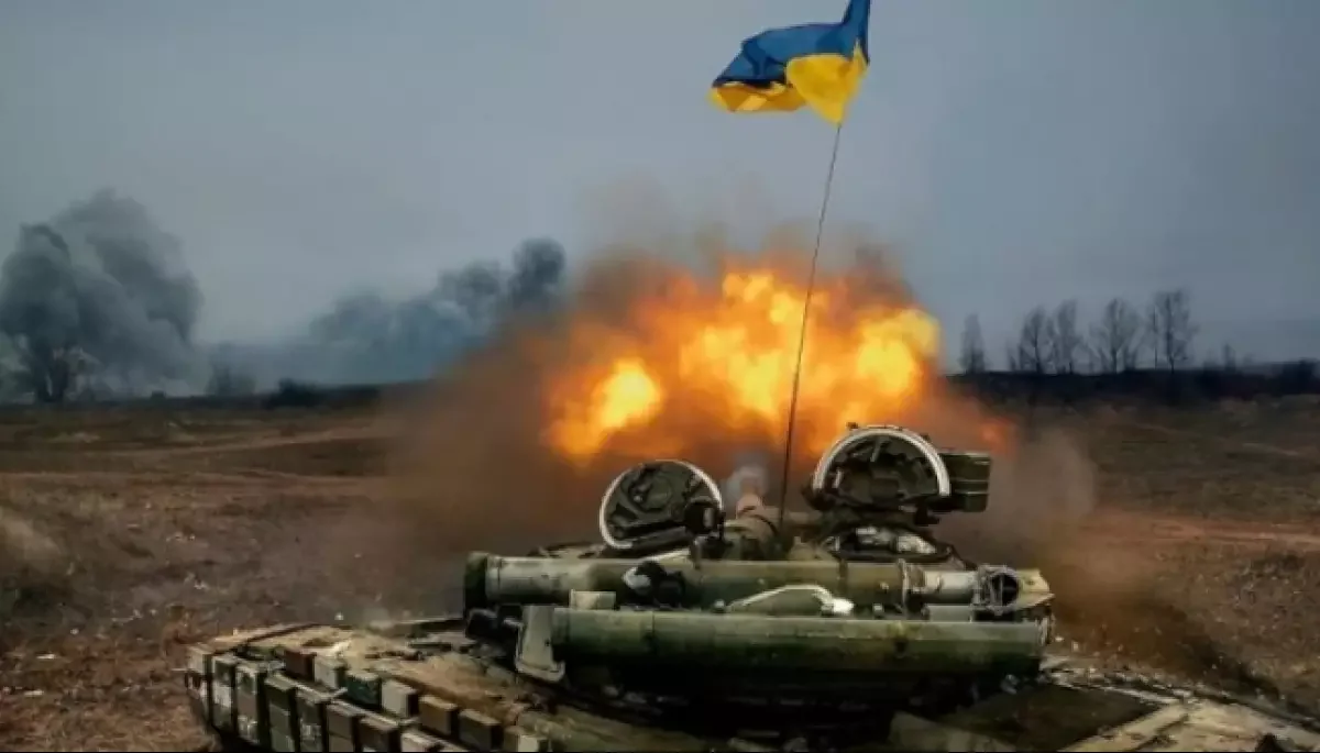 Танк с украинским флагом среди взрывов на фронте войны в Украине
