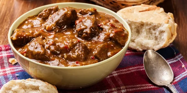 Гаряче мясне рагу з хлібом – їжа, що зігріває зсередини в мороз