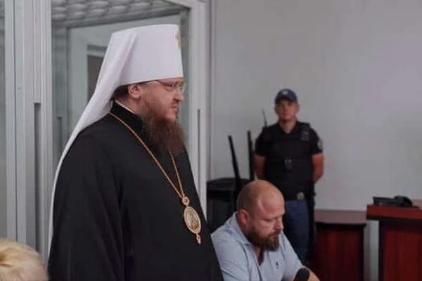 Єпископ Стівен Конвей Лінкольнський під час арешту за сексуальне насильство