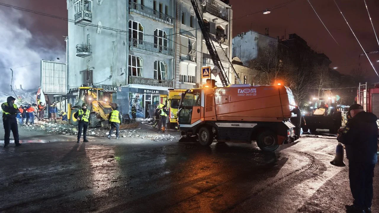 Руїни пятиповерхівки в Салтівці Харкова після удару Шахедом, рятувальні роботи