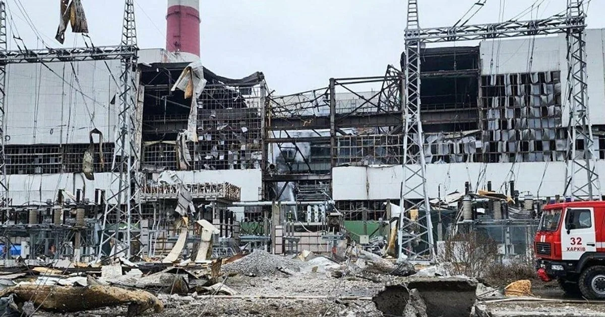 Руїни Харківської ТЕЦ-5 після обстрілів РФ з пожежним автомобілем