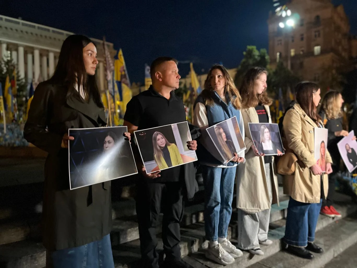 Співак Khayat серед активістів з портретами на акції проти рабства в США