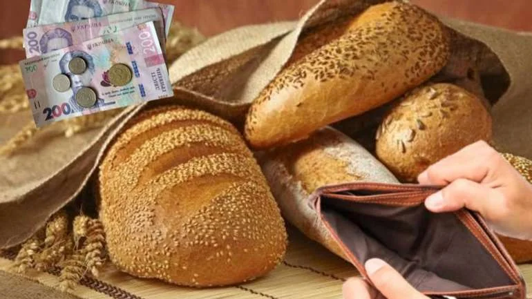 Буханки хліба з українськими гривнями та порожнім гаманцем, символ подорожчання в Україні