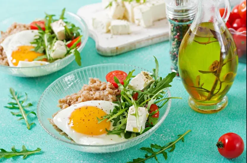 Гречневая каша с яйцом, рукколой и овощами на утренний завтрак