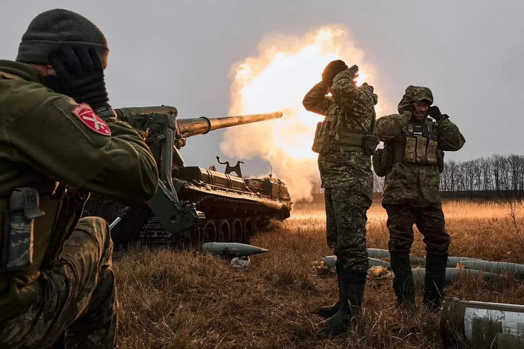 Бійці «Артан» ведуть вогонь з гармати під час контрнаступу поблизу Степногірська на Запорізькому напрямку