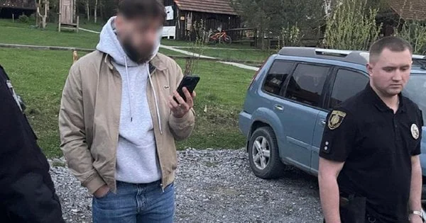 Поліцейські затримують грабіжника біля службової машини в Бібрці під Львовом