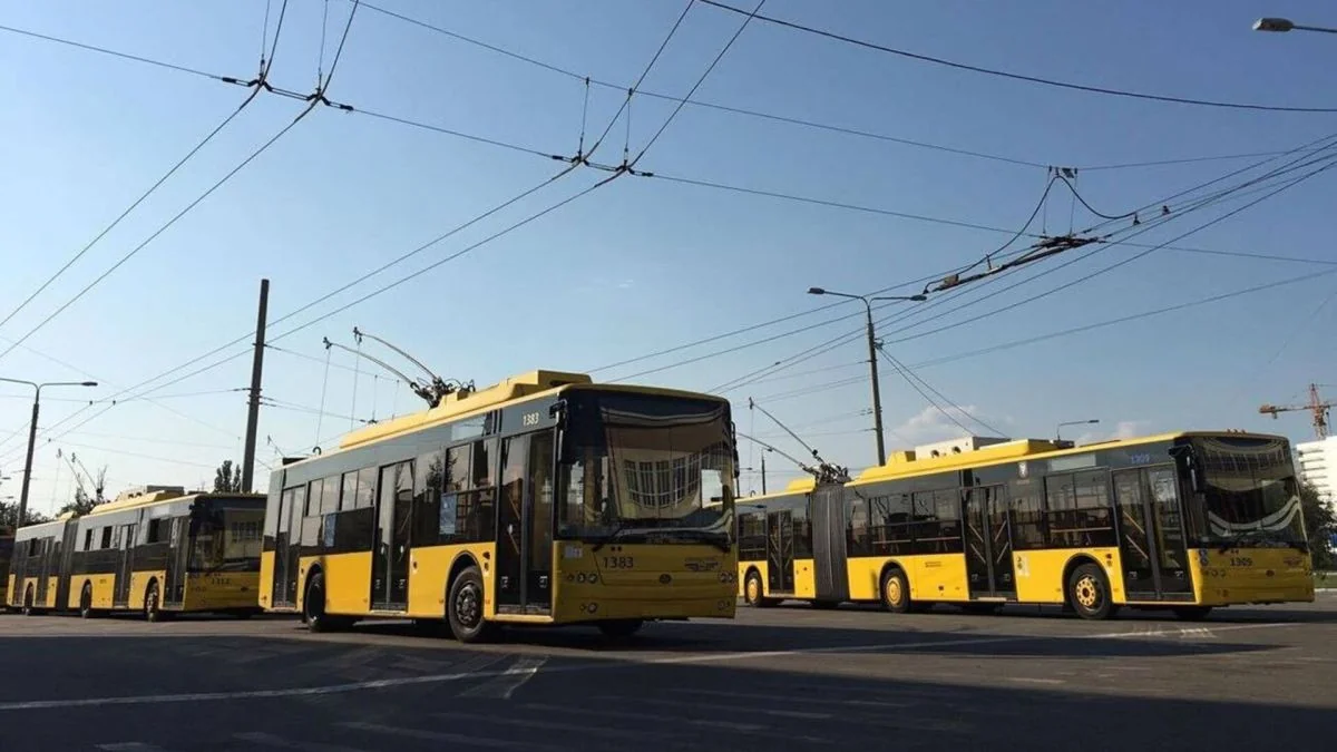 Жовті тролейбуси Київпастранс у Києві перед відновленням маршрутів з 26 лютого