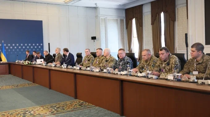 Юрій Федоренко та військові ЗСУ на брифінгу про переговори з Росією