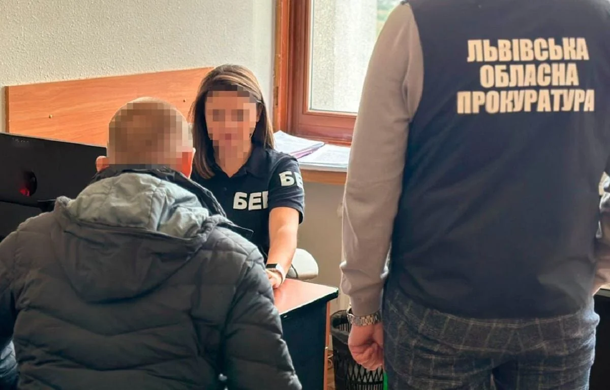 Жінка на допиті у Львівській прокуратурі за фальшиві виплати на дітей