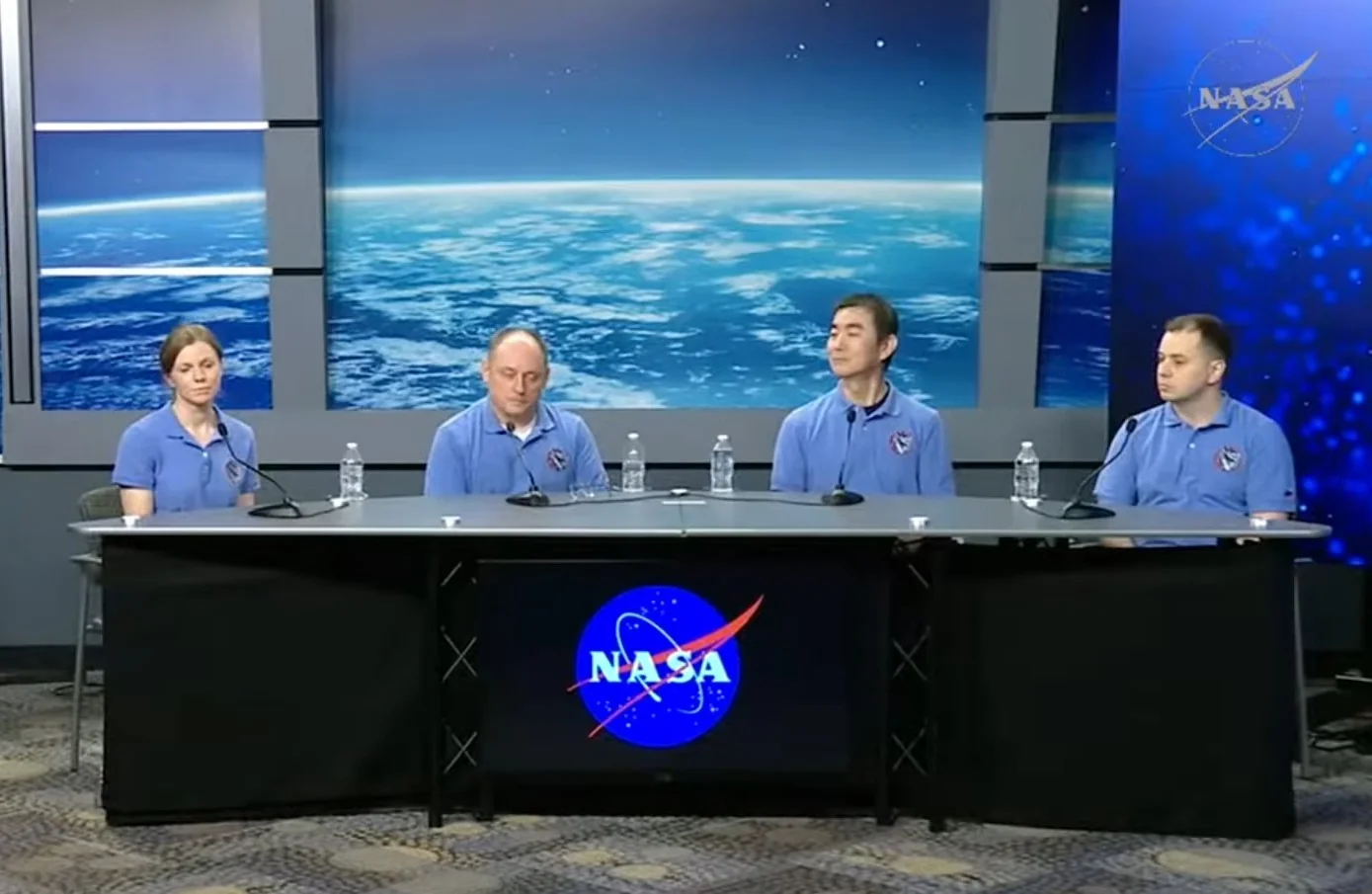 Астронавт NASA Майк Фінке з колегами на прес-конференції щодо евакуації з МКС