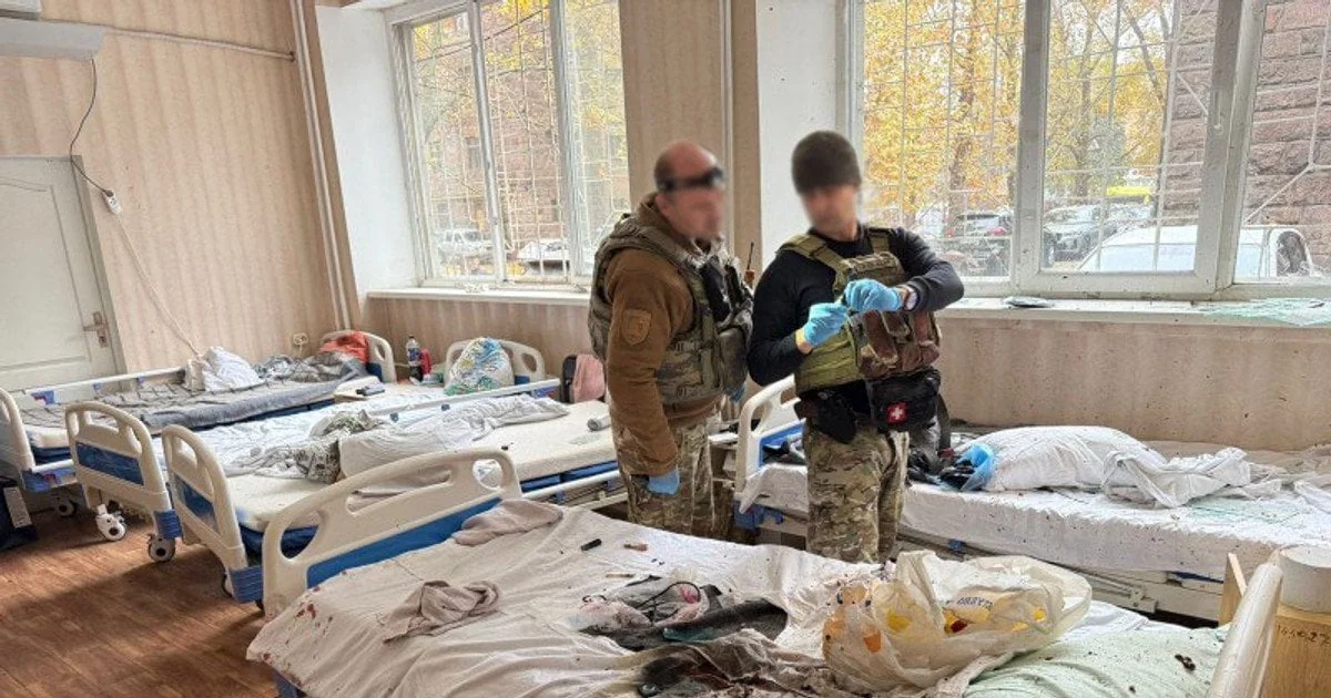 Полицейские осматривают кровати на месте трагедии на Львовщине