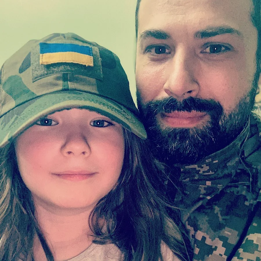 Дэвид Аксельрод в военной форме нежно обнимает дочь Соломию