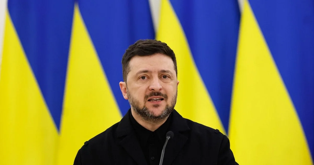 Владимир Зеленский на фоне флагов Украины говорит о мирных соглашениях ОПУ