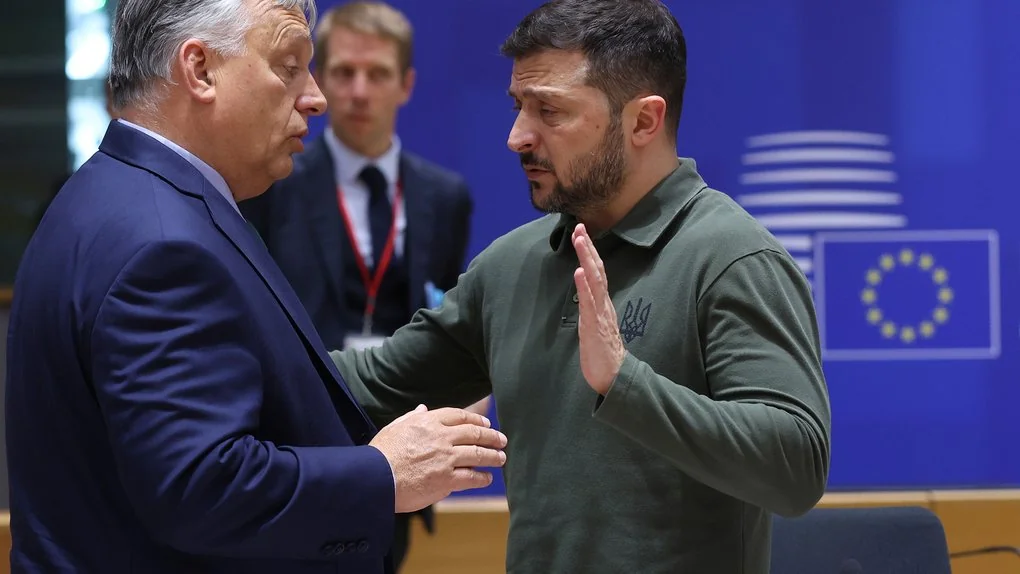 Віктор Орбан розмовляє з Володимиром Зеленським на тлі прапора ЄС