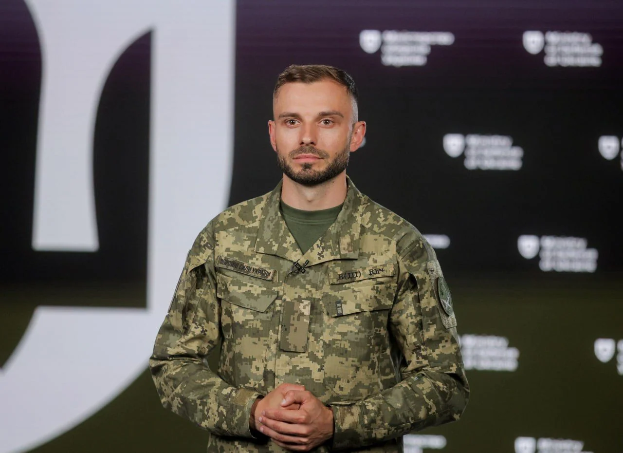 Орест Дрималовський у камуфляжній формі на тлі Міноборони
