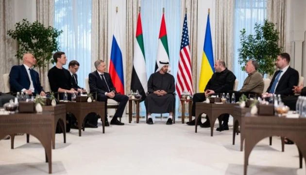Тристоронні переговори в Абу-Дабі: представники України, Росії та США за столом з прапорами