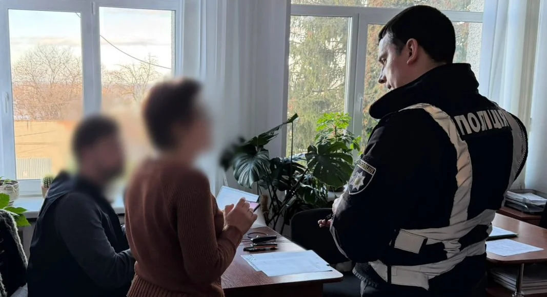 Полицейский допрашивает жену отца-убийцы детей на Львовщине
