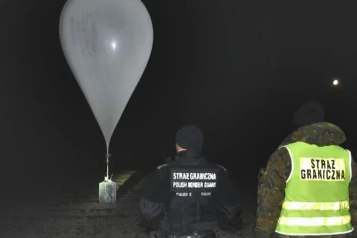 Польські прикордонники оглядають повітряну кулю, що вторглася з Білорусі