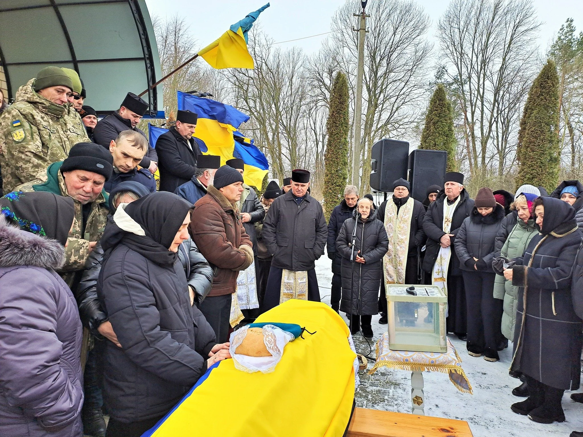 Похороны кинооператора Павла Лойко: гроб под украинским флагом в холодную погоду