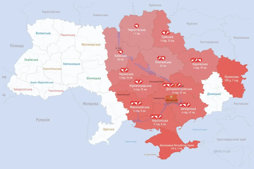 Карта повітряної тривоги в Києві та областях: червоні зони на півночі, сході, центрі та півдні.