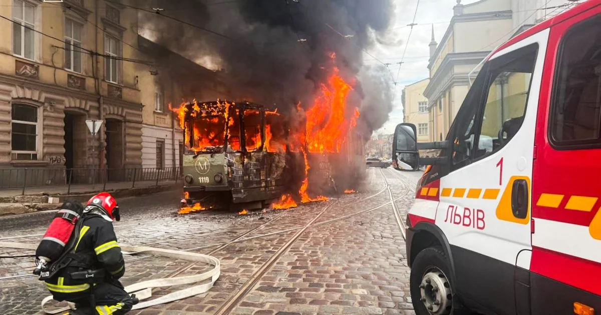 Рятувальники ДСНС гасять пожежу на даху трамвая на Подолі в Києві