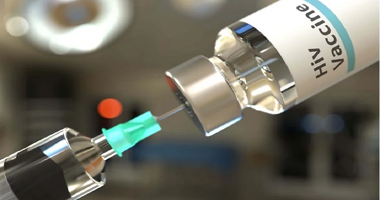 Шприц набирає одну дозу вакцини проти ВІЛ з флакона HIV Vaccine