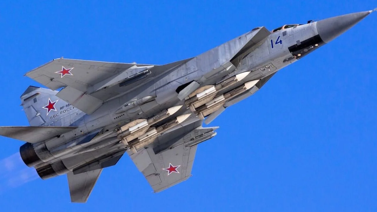 Истребитель МиГ-31К с ракетами «Кинжал» летит во время ракетной тревоги по Украине