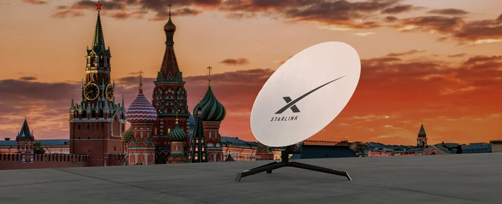 Антенна Starlink над Московским Кремлём на закате солнца