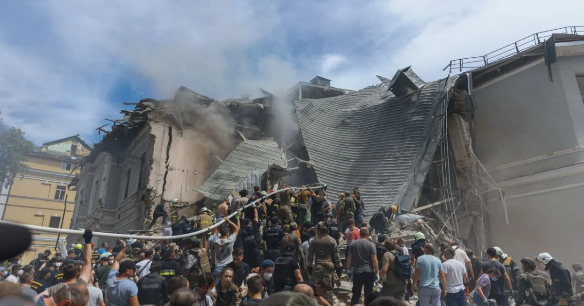 Рятувальники розбирають уламки зруйнованої будівлі в Київщині після удару РФ