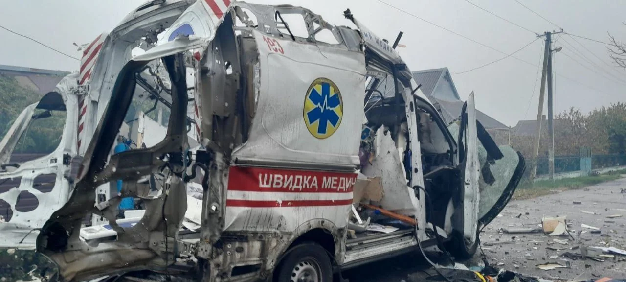 Повреждённый автомобиль скорой помощи после атаки российского дрона на Харьковщине