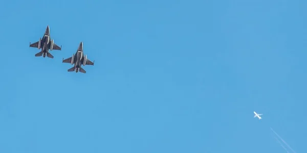 Два румунських винищувачі F-16 у небі після порушення дроном повітряного простору