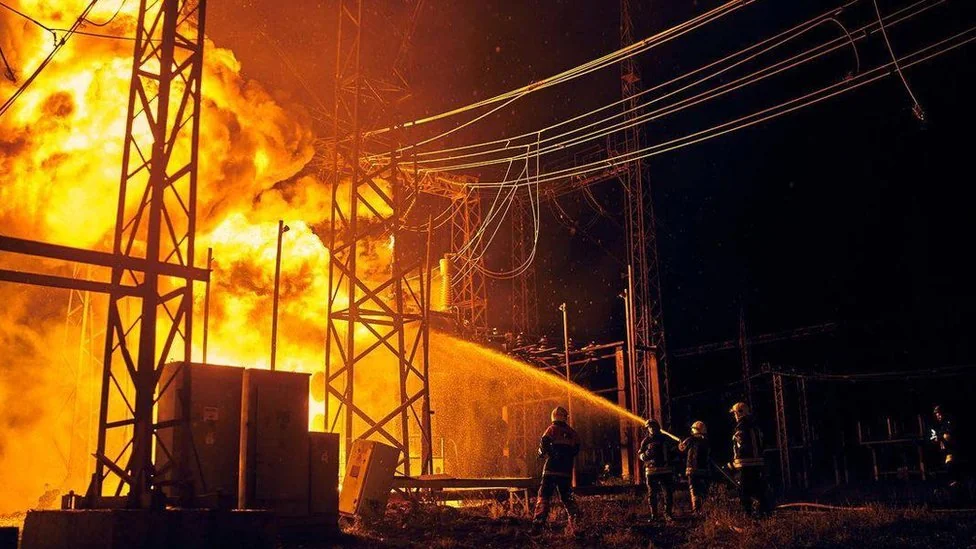 Пожежники гасять вогонь на пошкодженому енергообєкті Одещини після російського удару