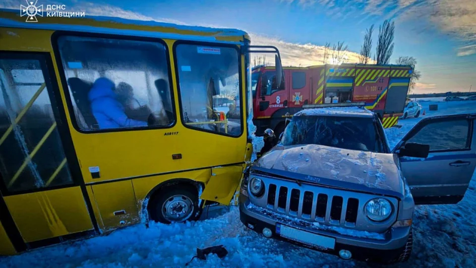 Школьный автобус съехал в кювет на Полтавщине, повреждён, рядом пожарная машина