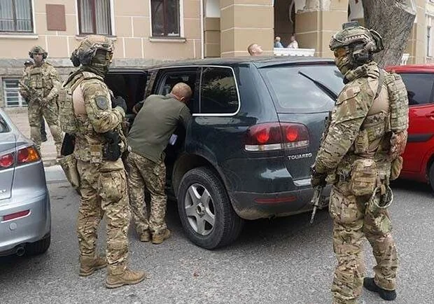Співробітники ТЦК силоміць затримують чоловіка біля автомобіля в Одесі