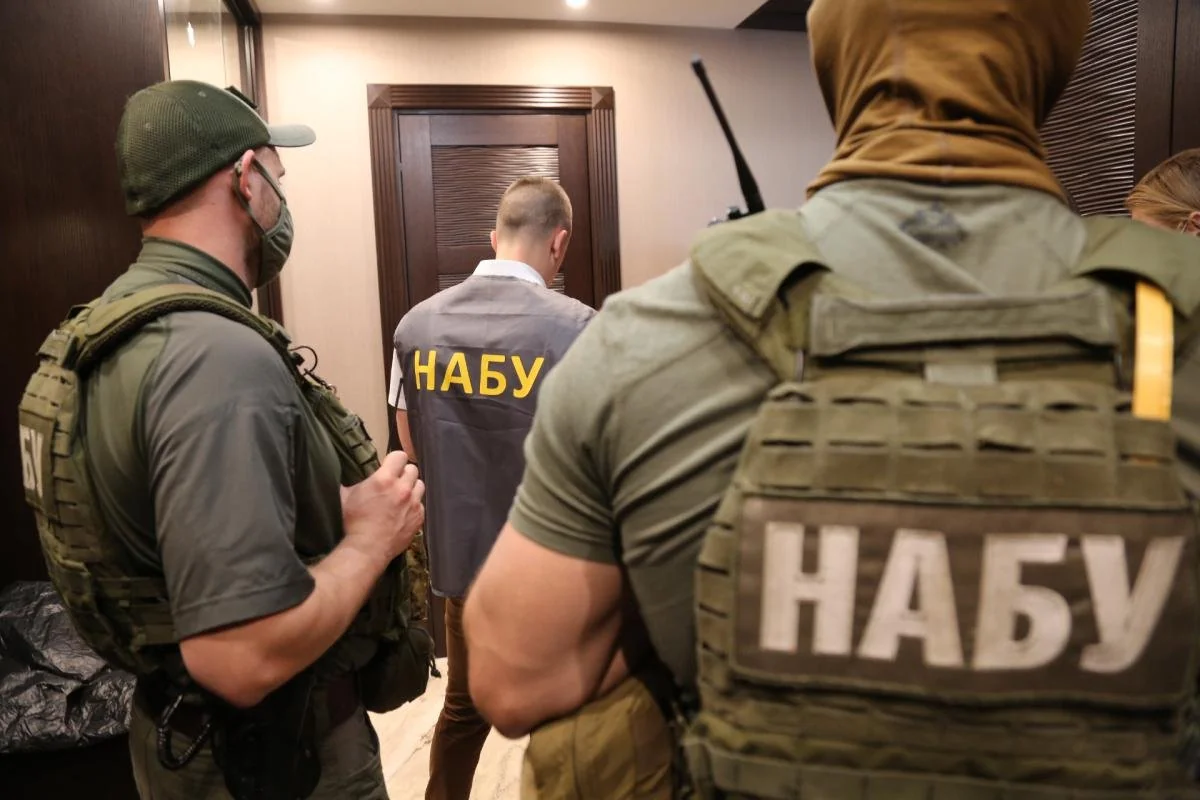 Співробітники НАБУ в тактичній формі біля дверей кабінету керівниці підрозділу