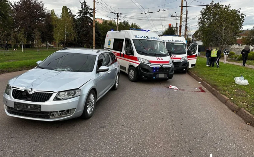 Швидка допомога на місці наїзду судді на школяра в Кривому Розі