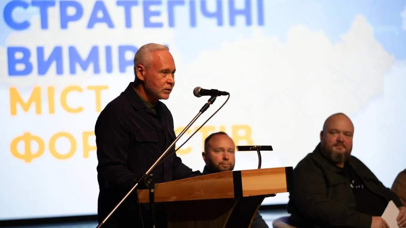 Ігор Терехов пропонує День ВПО за трибуною на фоні Стратегія Місто Харків