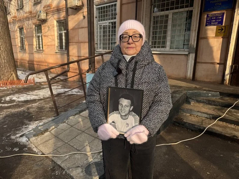 Жінка тримає фото загиблого півторарічного сина у справі про трагедію на Сумщині