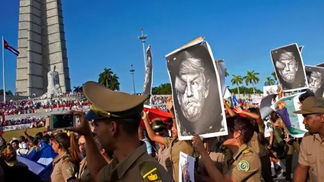 Кубинці з плакатами Дональда Трампа протестують біля Площі Революції в Гавані