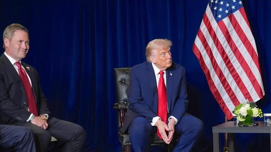 Дональд Трамп та Метью Вітакер на тлі прапора США щодо гарантій безпеки України