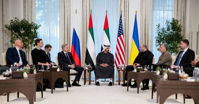 Тристоронні переговори в Абу-Дабі: делегації України, США та Росії за столом з прапорами
