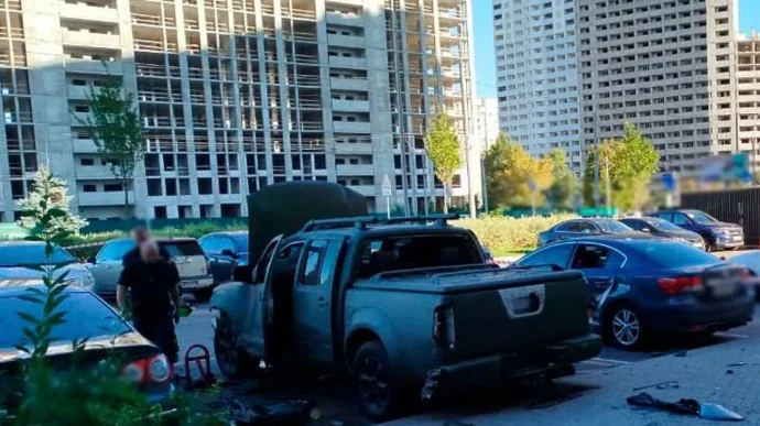 Відкритий багажник пікапа клієнтки на мийці в Києві після крадіжки $22,5 тис.