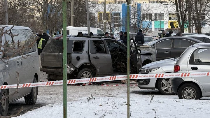 Підірваний Peugeot Partner ЗСУ після теракту біля СБУ в Києві