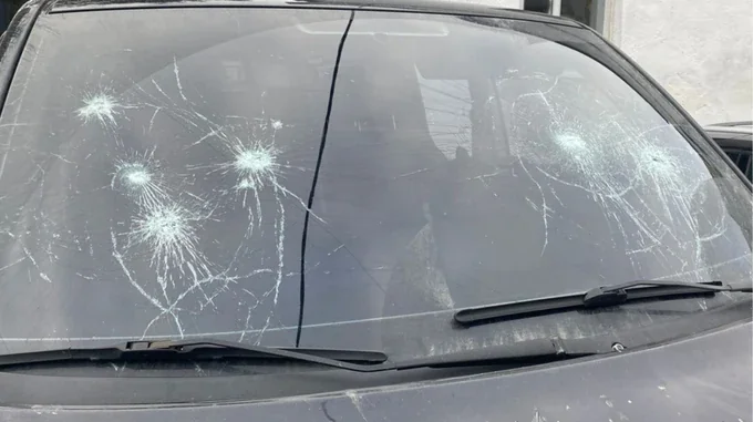 Розбите кулями лобове скло мікроавтобуса ТЦК у Львові